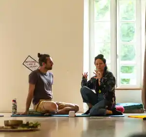 animateur et animatrice stage polyamour atelier relations